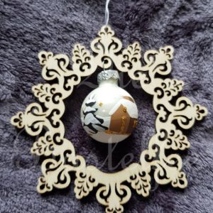 Holzanhänger Ornament mit weißer Kugel